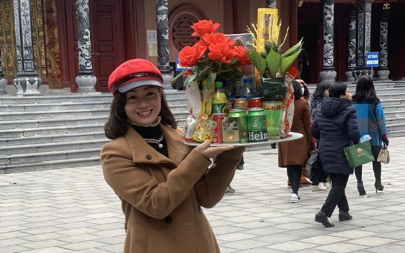 Mâm lễ dâng tại đền Mẫu Đông Cuông thường gồm hương, hoa, trà, quả và lễ thực